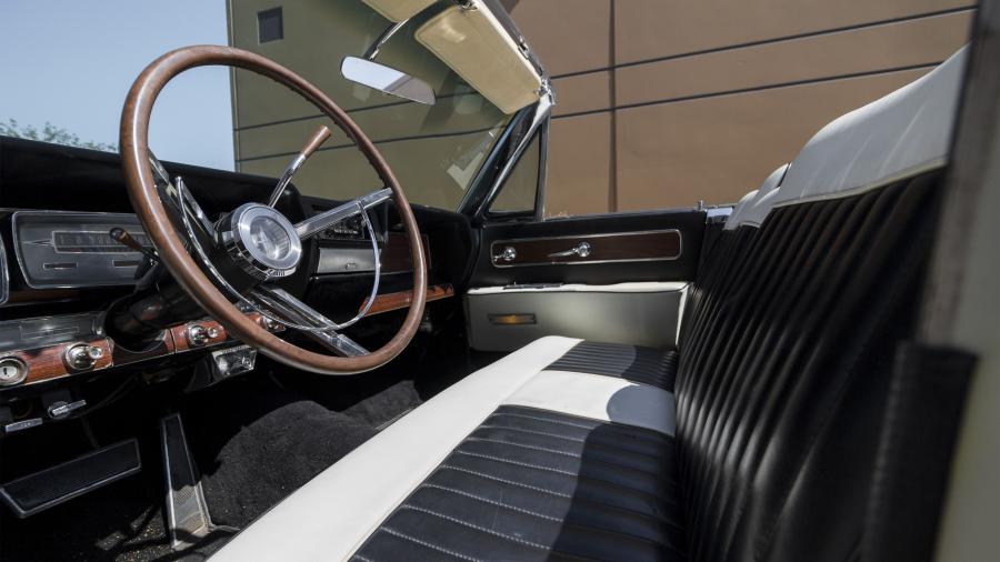 Интерьер Lincoln Continental Convertible (74A) 1961 года  (фото 9 из 30)